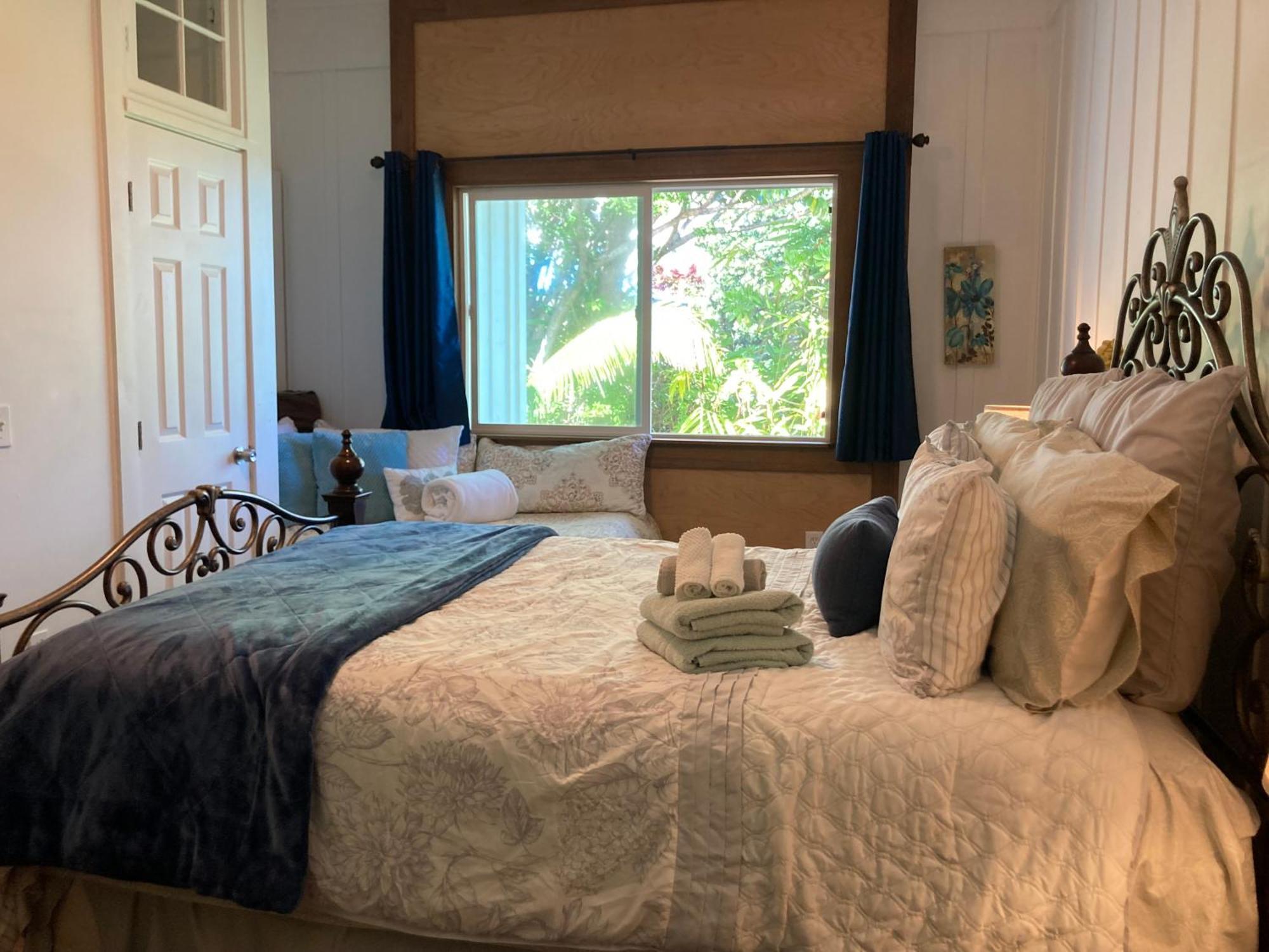 Hilo Bay Oceanfront Bed And Breakfast Exterior photo