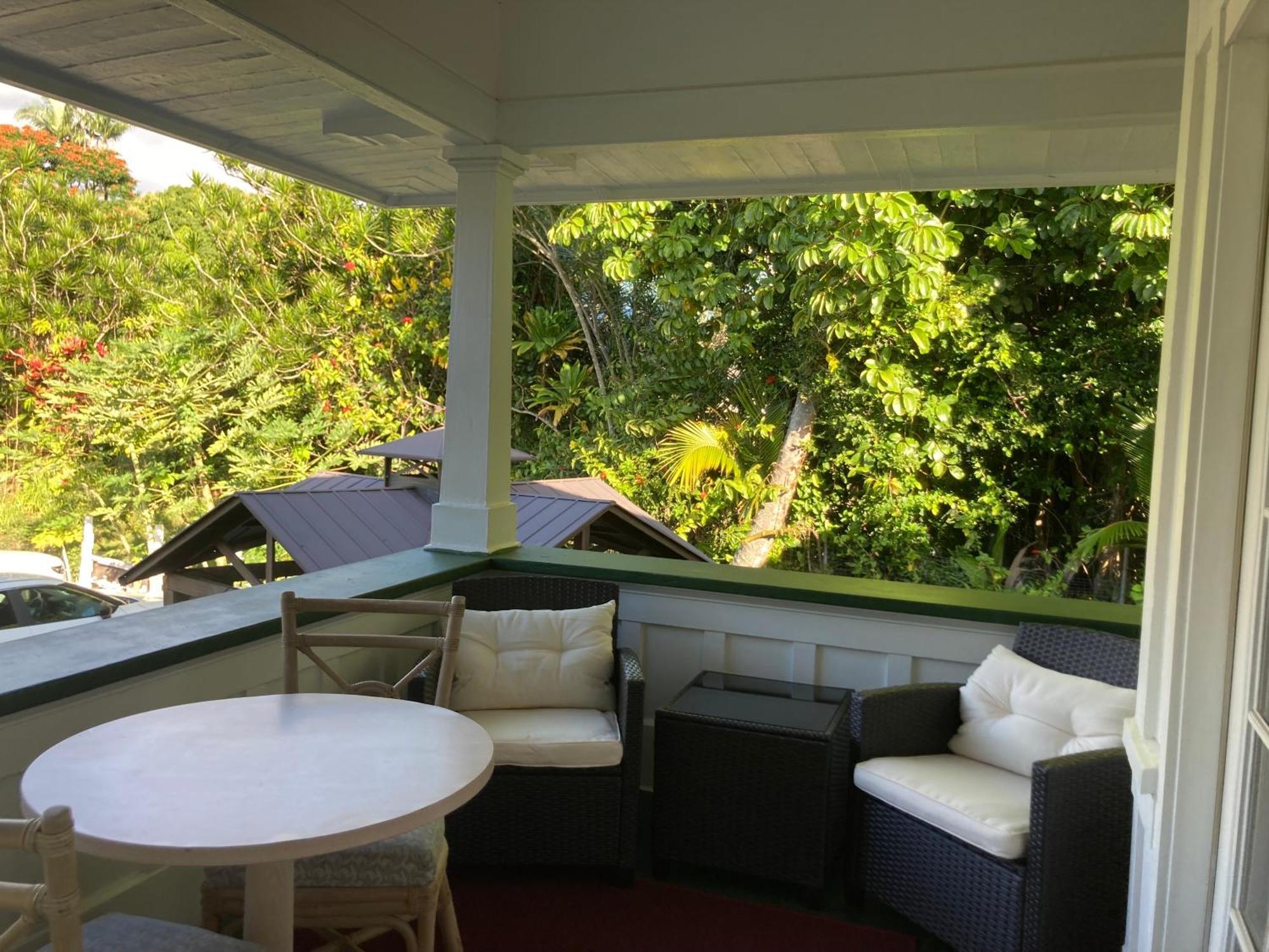 Hilo Bay Oceanfront Bed And Breakfast Exterior photo