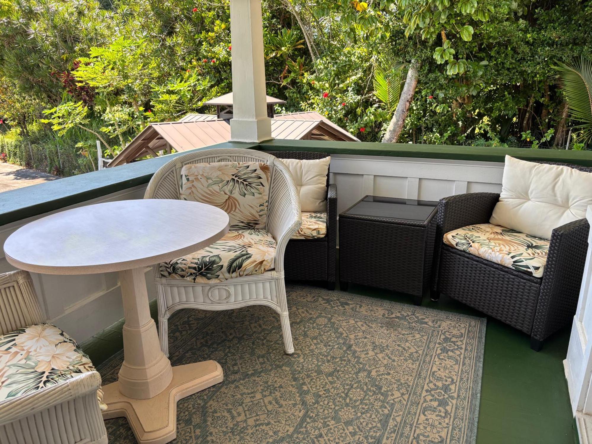 Hilo Bay Oceanfront Bed And Breakfast Exterior photo